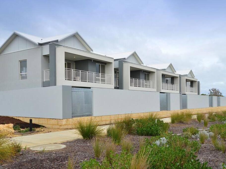 Modern Luxury 1 Bedroom Apartment - Walk To The Shops! Free Wifi Clarkson エクステリア 写真